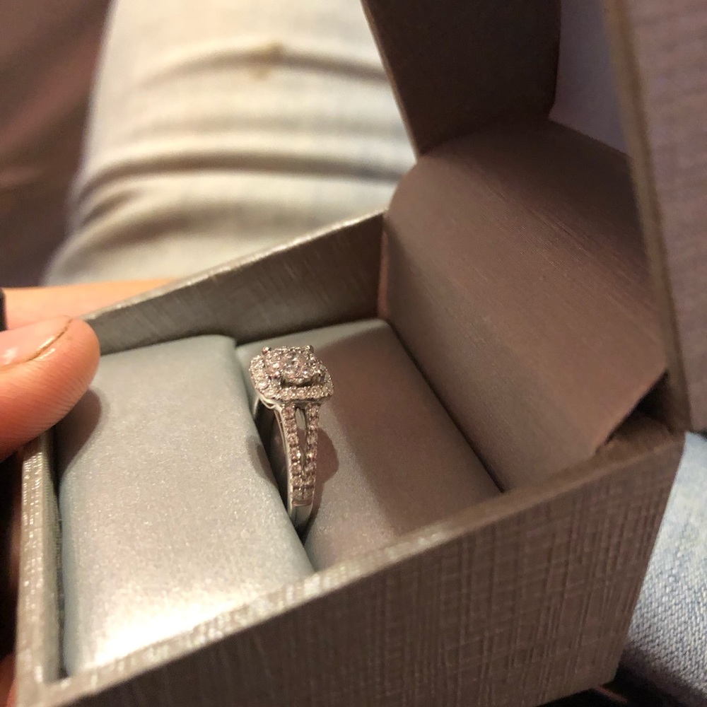 Engagement ring. - Picture 3 of 4